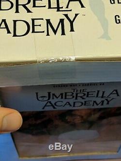 SIGNED+SEALED Umbrella Academy Apocalypse Suite special edition book/figure set